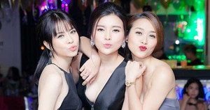 Diệp Bảo Ngọc, Cao Thái Hà 'đọ' vòng một sexy