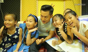 Đức Tuấn thực hiện 'quà độc' dành tặng cho các bé thiếu nhi