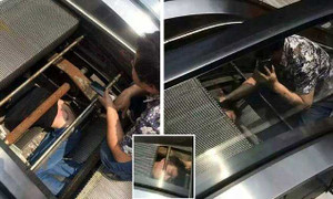 Clip: Nam công nhân bị thang cuốn 'nuốt chửng' khi đang sửa chữa