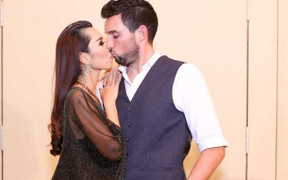 Hà Anh khoe trọn lưng trần, nồng nàn hôn chồng sắp cưới