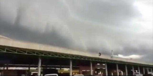 Clip: Đám mây sóng thần xuất hiện khiến người Thái Lan hoảng sợ