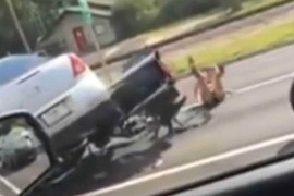 Clip: Ôtô điên nghiến qua môtô, đôi nam nữ may mắn sống sót