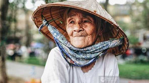 Cô gái mặc áo mưa cho cụ bà đi đường: Mẹ già 'gần đất xa trời' nhọc nhằn nuôi con mắc bệnh down