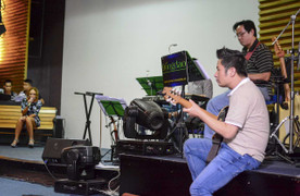 Bằng Kiều ngẫu hứng đệm đàn cho Thanh Hà hát