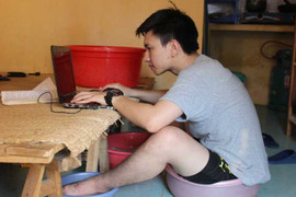 Nhiệt độ trên 40 độ C, sinh viên quay cuồng chống nóng