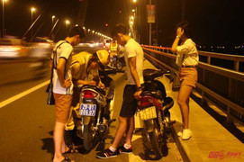 Hàng trăm cặp 'tình nhân' nháo nhào tháo chạy trên cầu Nhật Tân