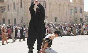 Đao phủ 'máy ủi' nặng 127 kg của IS bị tóm sống