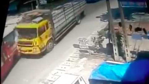 Xe tải nổ lốp đâm xe buýt, kính văng tung toé vào hành khách