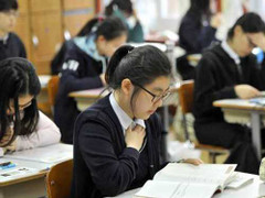 Cha mẹ đổ xô đi mua ‘thuốc thông minh’ cầu con đỗ đại học