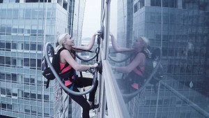 Clip: Cô gái xinh đẹp leo tòa nhà chọc trời 140m chỉ với… 2 máy hút bụi