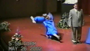 Clip: Những tai nạn hài té ghế trong ngày tốt nghiệp