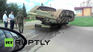 Clip: Tăng T-80U 'ngã chổng vó' lên trời sau tai nạn