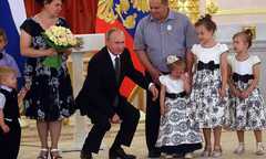 Clip: Tổng thống Putin bối rối, vụng về dỗ dành bé gái khóc nhè