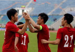 HLV Hữu Thắng khen Công Vinh, chê hàng thủ tuyển Việt Nam