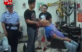 Clip: Đi cắt tóc, lăn ra ngủ say như chết, cảnh sát lay không dậy