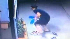 Clip: Tên trộm rình rập ‘5 lần 7 lượt’ chỉ để ‘thó’ 2 đôi dép tông