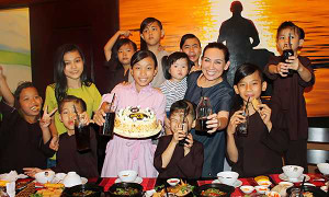 Phi Nhung tổ chức lễ quốc tế thiếu nhi muộn cho các con nuôi