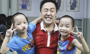 Trung Quân Idol chơi đùa hết mình cùng các bé mồ côi tại Huế