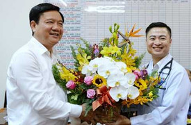 Bí thư Thăng thăm bác sĩ Việt kiều 'bỏ giàu sang' về khám bệnh ở quê nhà