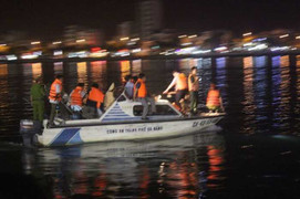 Clip: Cứu hộ tàu du lịch chở hơn 40 người lật úp trên sông Hàn