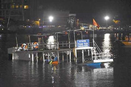 Tàu du lịch lật trên sông Hàn đã từng chìm 2 năm trước