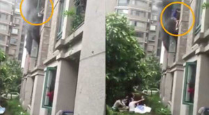 Clip: Cháy nhà, bố ném con 3 tuổi từ tầng 3 xuống