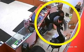 Clip: Chủ cửa hàng tay không hạ gục tên cướp có súng ngoạn mục