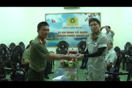 Một người Nhật nhận lại 5.000 yên đánh rơi ở Huế