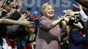 Bà Hillary mặc áo 280 triệu khi nói về bất bình đẳng khiến dư luận dậy sóng