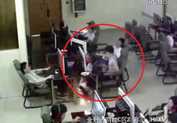 Clip: Dùng điện thoại khi đang sạc, bị điện giật chết thảm