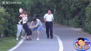 Clip: Người Trung Quốc dửng dưng nhìn cô gái bị 'cưỡng bức' giữa thanh thiên bạch nhật