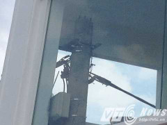 Kỳ lạ cột điện ‘mọc’ xuyên căn nhà 4 tầng ở Thủ đô