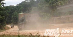 Dàn xe tải rầm rầm 'băm nát' đường ngày đêm