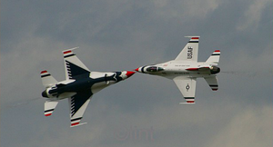 Hai chiến cơ Mỹ va đâm trên không, phi công may mắn thoát chết