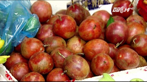 Hoa quả, rượu nếp 'diệt sâu bọ' đắt hàng nhân ngày Tết Đoan Ngọ