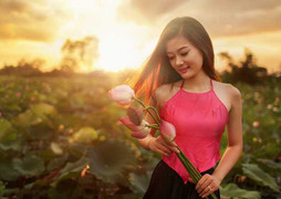 Nữ sinh ĐH Hàng hải diện yếm hồng e ấp bên sen đầu mùa