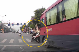 Clip: Dừng đèn đỏ, cô gái bị xe khách húc ngã ngửa ra sau