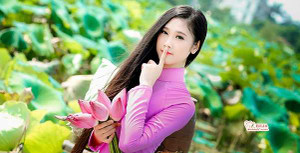 Nữ sinh xinh đẹp Học viện Âm nhạc e ấp bên sen hồng