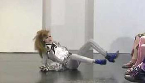 Sàn diễn trơn trượt, hàng loạt người mẫu ngã 'chổng vó'