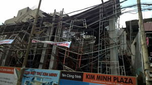 Nhiều công nhân đang bị vùi lấp trong vụ sập sàn bê tông ở Vũng Tàu