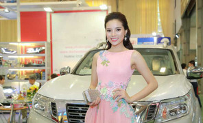 Hoa hậu Kỳ Duyên khoe vẻ gợi cảm bên siêu xe 10 tỷ đồng