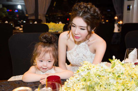 Mẹ con Elly Trần – Cadie diện đồ đôi đáng yêu trong tiệc sinh nhật