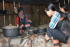 Ngôi làng kỳ lạ ở Trường Sơn: Phụ nữ 'thỏa thích' bắt trai trẻ làm... chồng