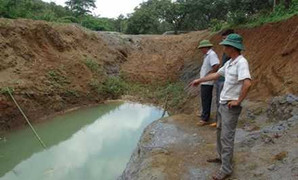 Thi thể người đàn ông bị trói chặt hai tay dưới ao