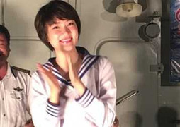 Hoa hậu Nguyễn Thị Huyền xinh đẹp trong trang phục hải quân thăm Trường Sa