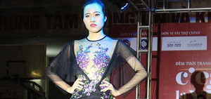 Sinh viên Ngoại thương biểu diễn thời trang như người mẫu chuyên nghiệp