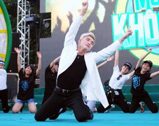 Sơn Tùng M-TP chiều fan thể hiện vũ đạo không giống ai