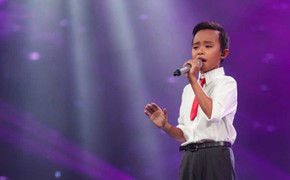 Cậu bé hát đám cưới Hồ Văn Cường bị ốm nặng vẫn hát đầy cảm xúc