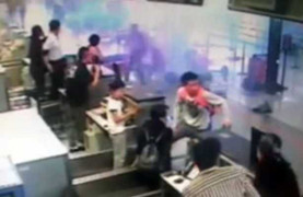 Kẻ đánh bom tự chế cắt cổ tự sát sau khi làm rung chuyển sân bay quốc tế Thượng Hải