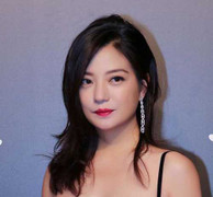 Triệu Vy diện mốt đồ ngủ, khoe vòng một ở liên hoan phim